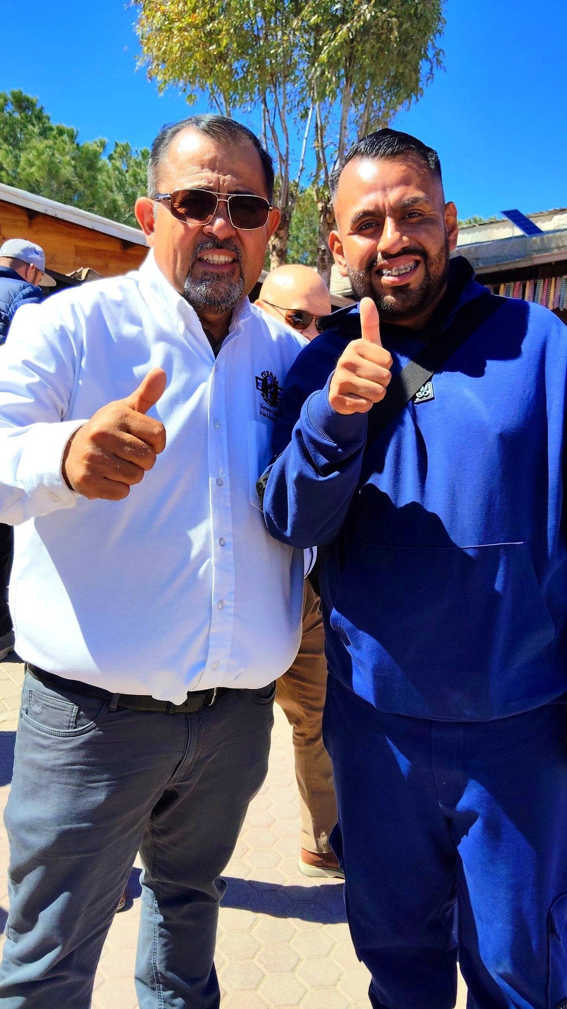 Santiago con un voluntario durante una jornada comunitaria