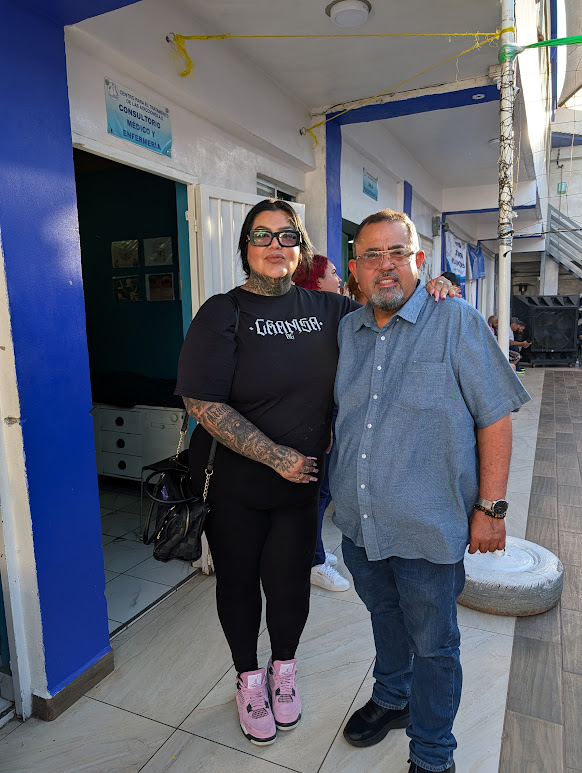 Santiago junto a una paciente afuera del consultorio médico y enfermería