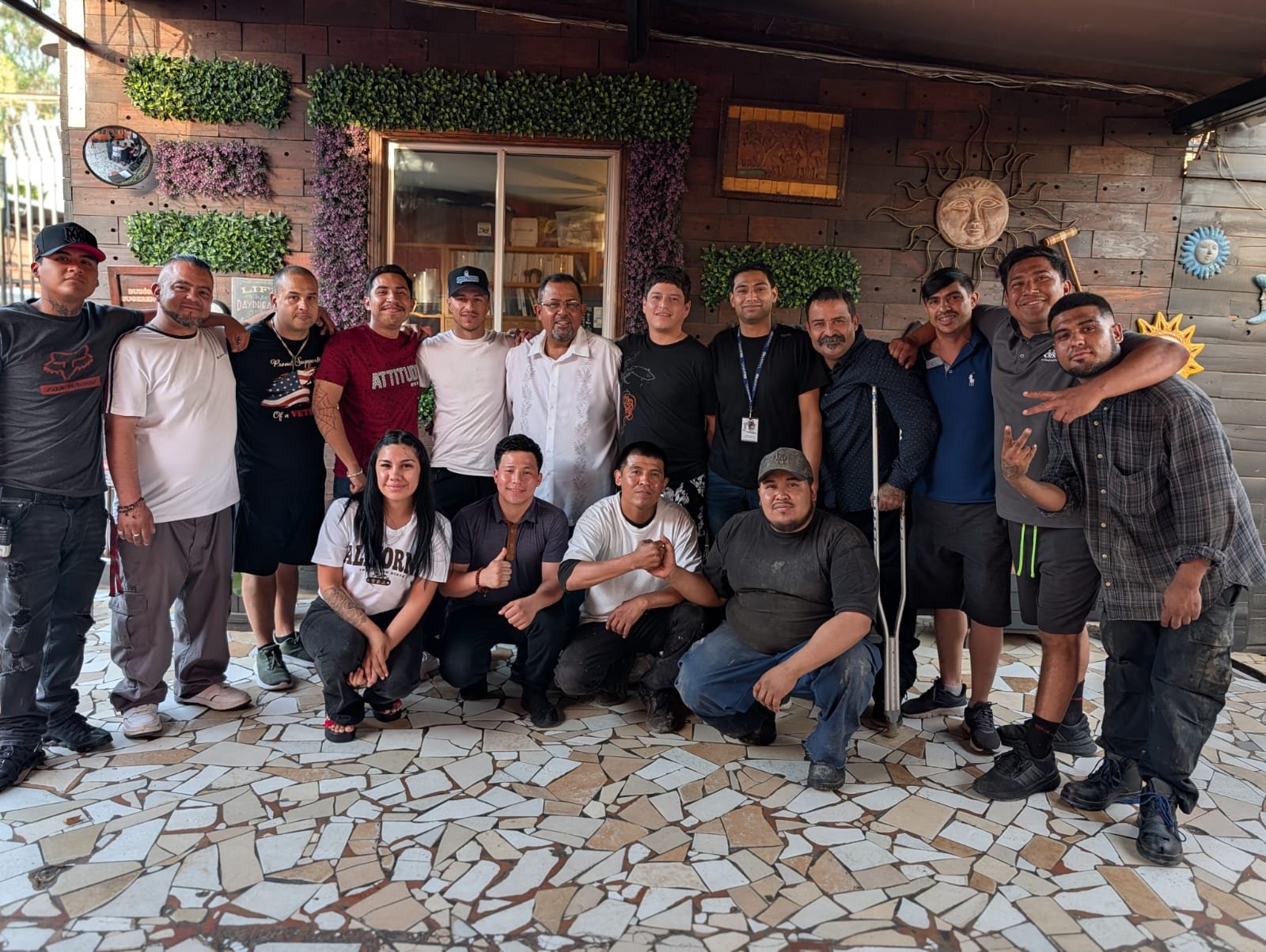 Santiago Raygoza Cruz junto al equipo de Hijo Pródigo
