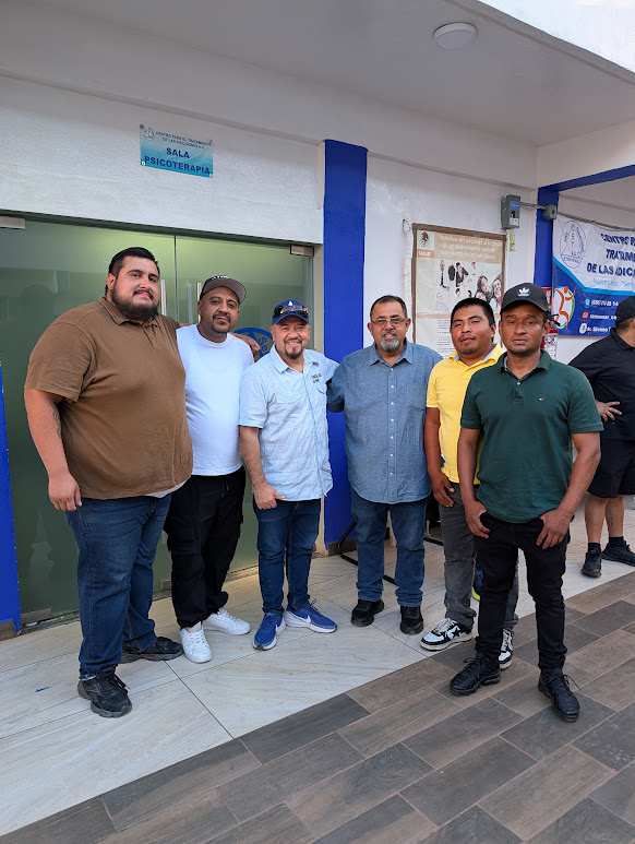 Santiago junto a su equipo afuera de la sala de psicoterapia
