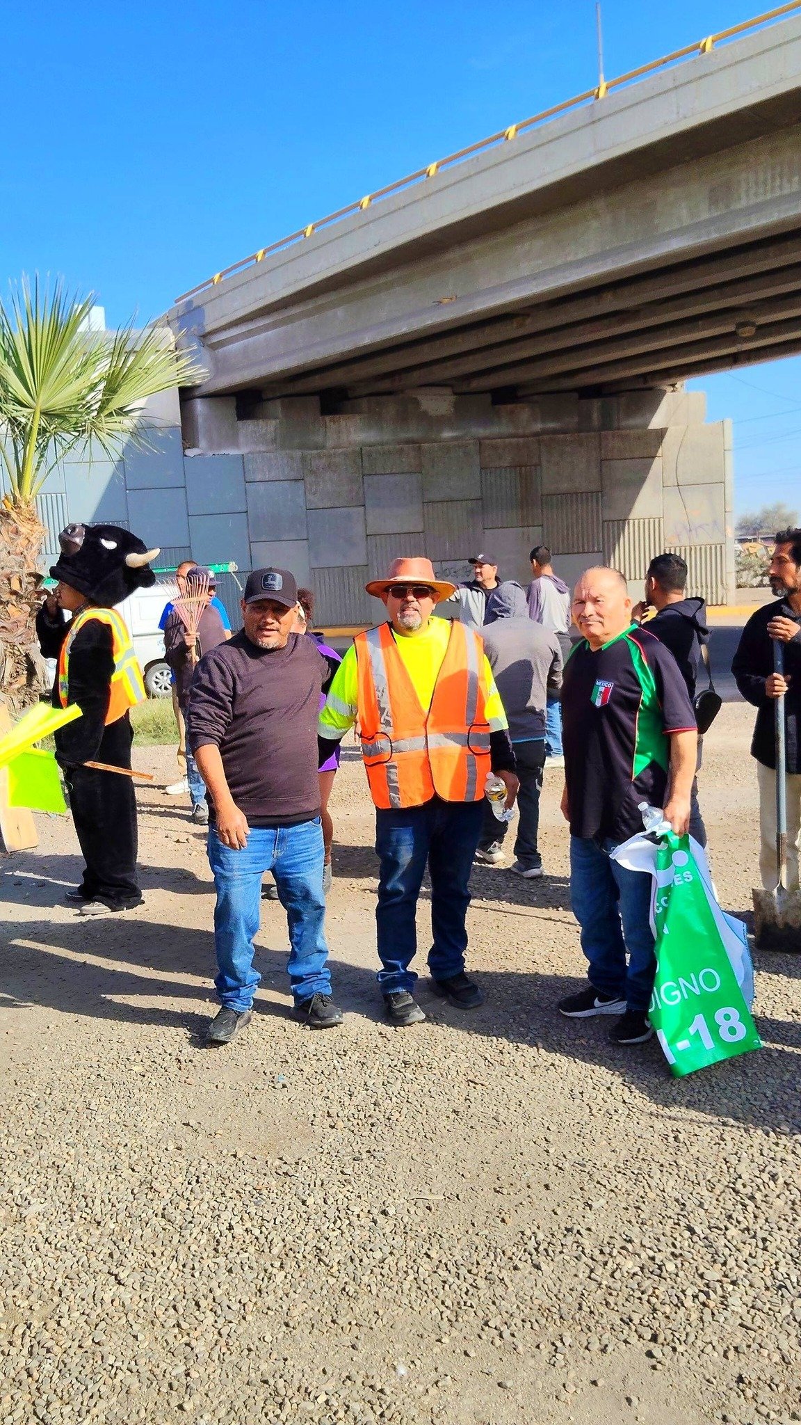 Santiago con voluntarios en una jornada comunitaria bajo un puente