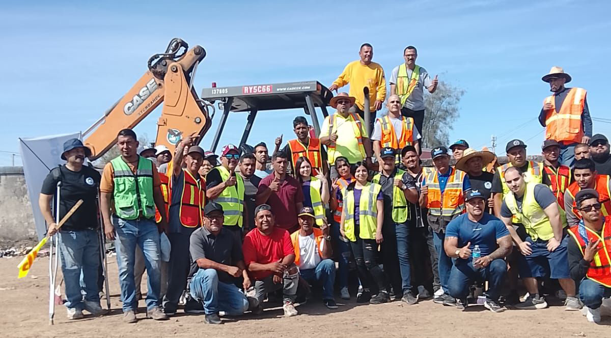 Santiago con voluntarios y maquinaria en una jornada de limpieza